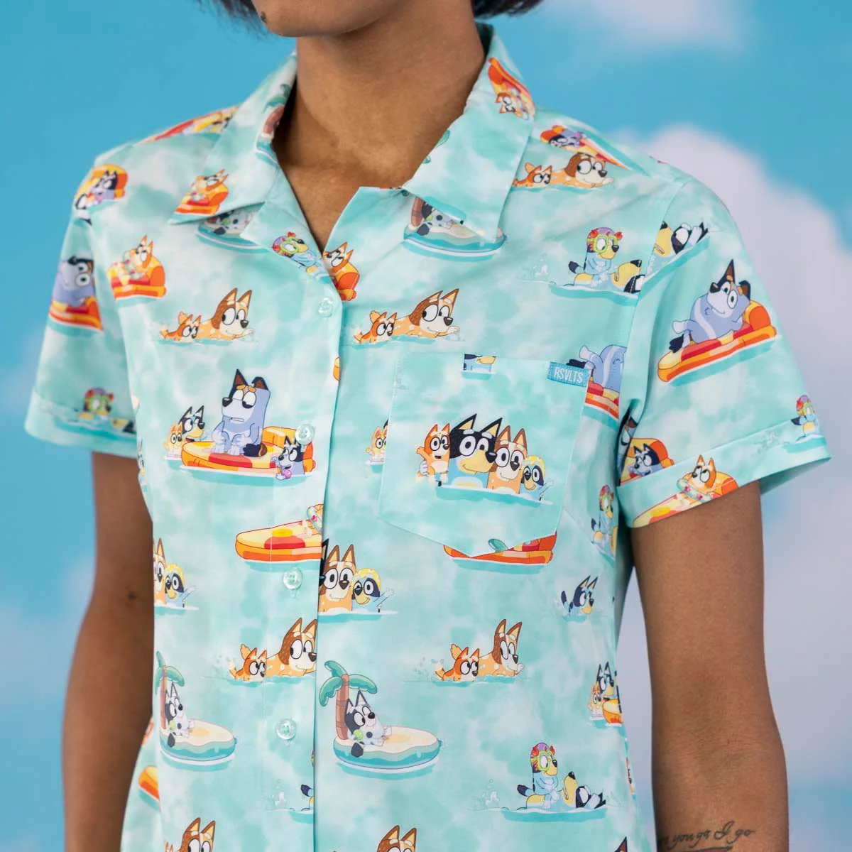 Bluey "Everybody in the Pool" – Women's KUNUFLEX Short Sleeve Shirt - Image 2